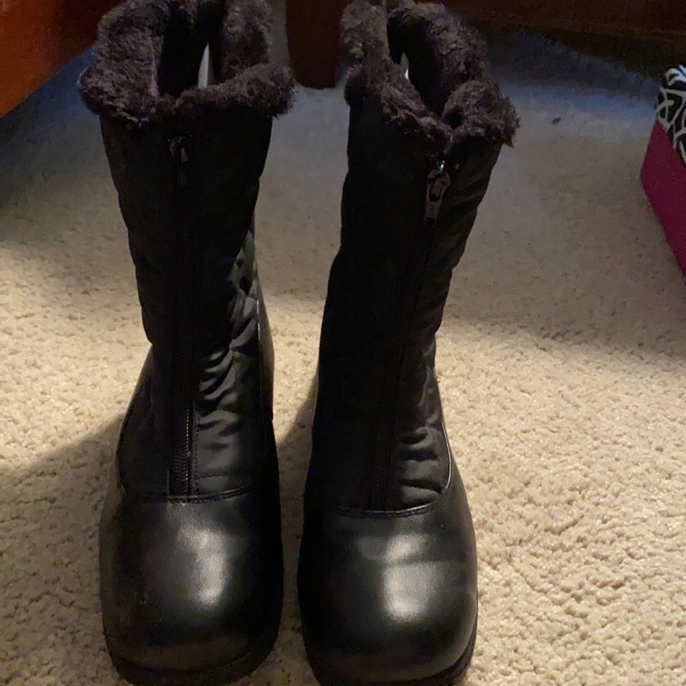 71/2. Waterproof above ankle boots with faux fur.  Worn twice
